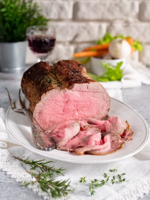 Roastbeef all'inglese affettato con interno rosato e crosta aromatica alle erbe