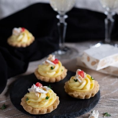 Tartellette con crema al parmigiano e torrone guarnite con ciliegine rosse e timo fresco