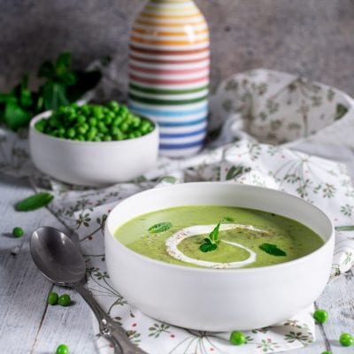Vellutata di piselli e menta con swirl di panna e foglioline di menta fresca