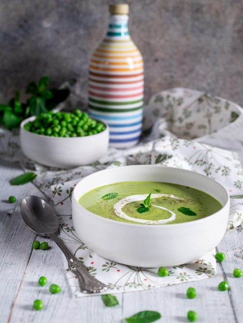 Vellutata di piselli e menta con swirl di panna e foglioline di menta fresca
