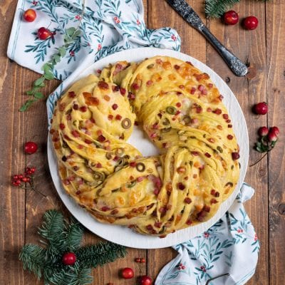 Angelica salata appena sfornata a forma di corona, farcita con cubetti di salumi e olive a rondelle