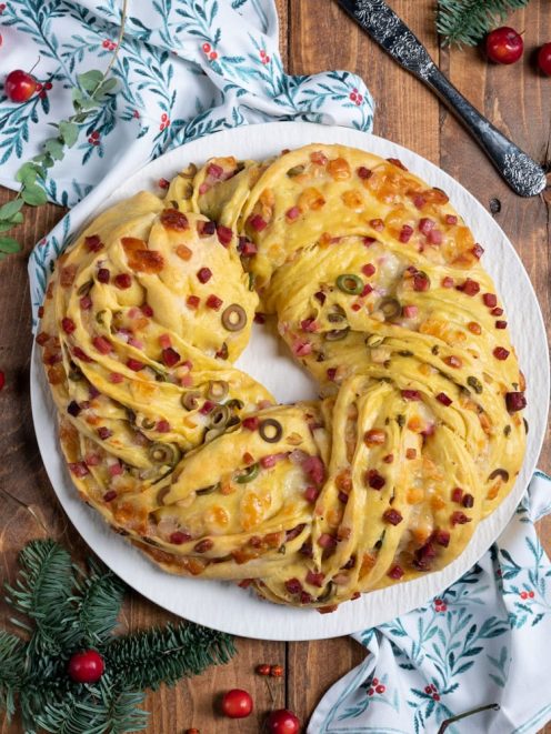 Angelica salata appena sfornata a forma di corona, farcita con cubetti di salumi e olive a rondelle