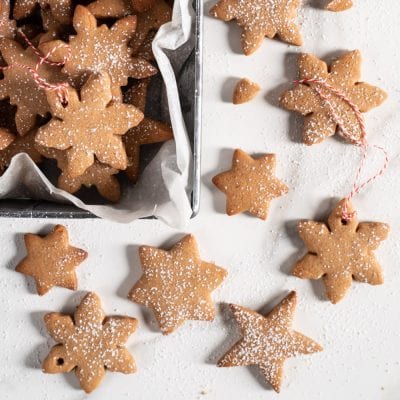 Biscotti svedesi pepparkakor a forma di stella e fiocco di neve spolverati di zucchero a velo