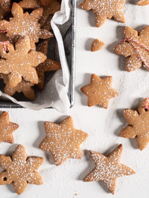 Biscotti svedesi pepparkakor a forma di stella e fiocco di neve spolverati di zucchero a velo