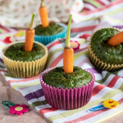 Cupcakes spinaci e carotine con una carota baby intera conficcata sulla sommità