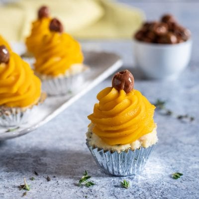 Mini cupcake di pesce con crema di zucca a spirale e nocciola al cioccolato in cima