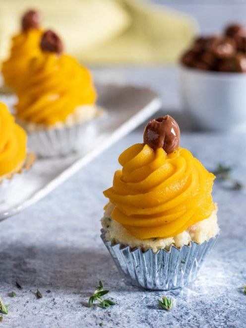 Mini cupcake di pesce con crema di zucca a spirale e nocciola al cioccolato in cima