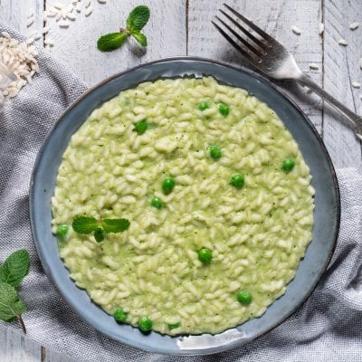 Risotto piselli e menta con crema verde, piselli interi e foglioline di menta fresca