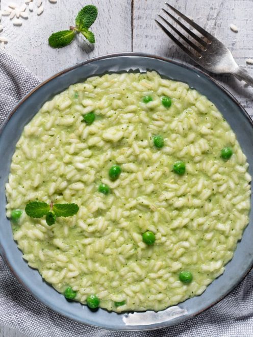 Risotto piselli e menta con crema verde, piselli interi e foglioline di menta fresca