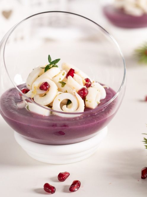 Tagliatelle di calamari su crema di patate viola con chicchi di melograno e foglioline di timo