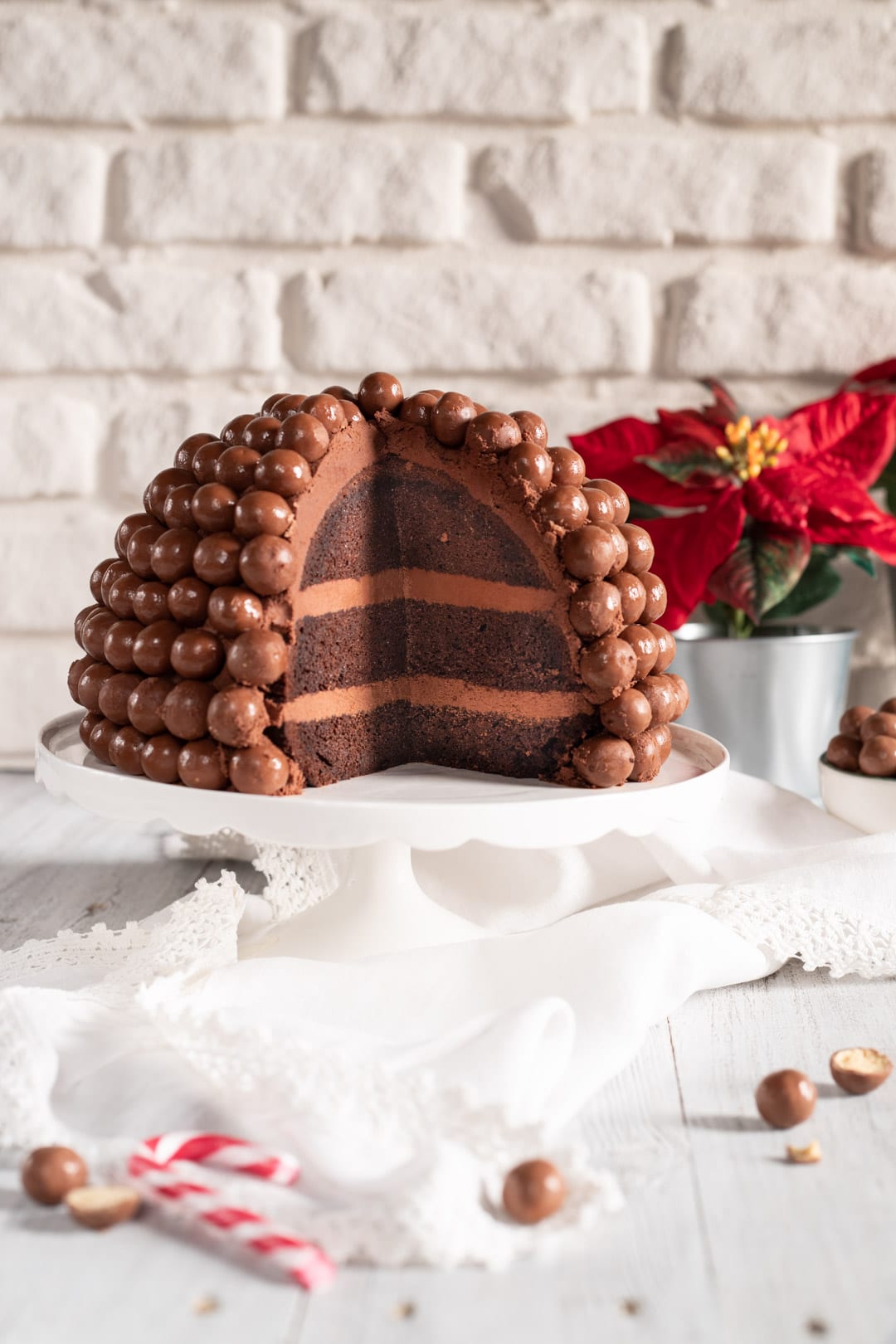 Torta Maltesers a cupola tagliata che rivela gli strati di pan di Spagna al cioccolato e crema