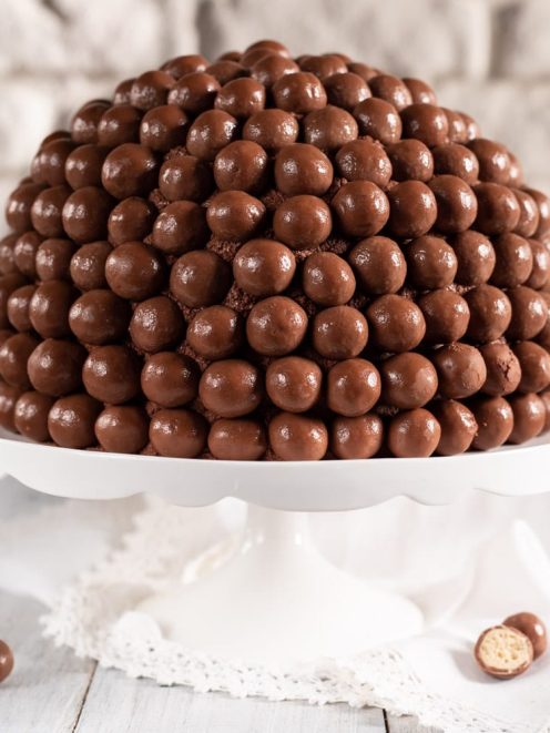 Torta Maltesers a cupola interamente ricoperta di palline di cioccolato al latte