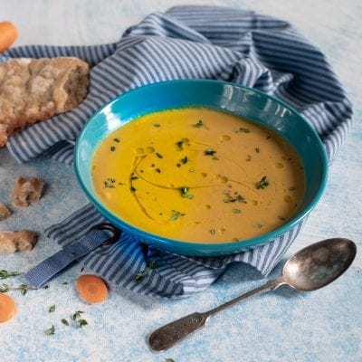Vellutata di carote e zenzero con filo d'olio e timo fresco in superficie