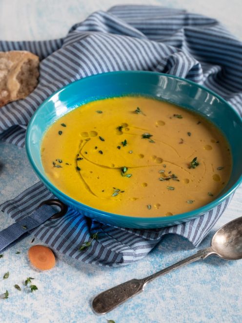 Vellutata di carote e zenzero con filo d'olio e timo fresco in superficie