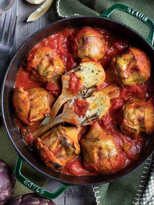 Carciofi ripieni al pomodoro cotti in padella con abbondante salsa di pomodoro