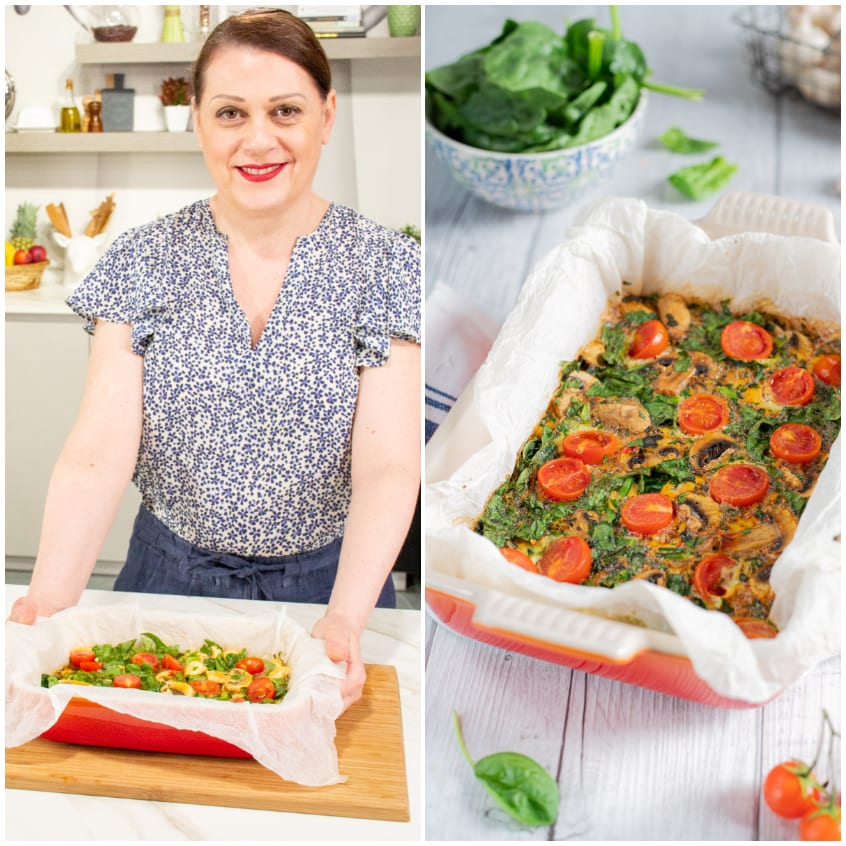 Frittata di albumi al forno con pomodorini, spinaci e funghi, cotta e dorata nella teglia foderata