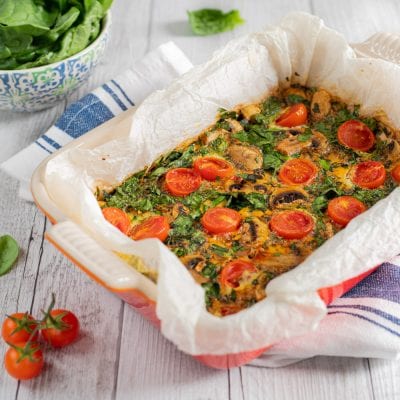 Frittata di albumi al forno con spinaci, funghi e pomodorini ciliegino tagliati a metà