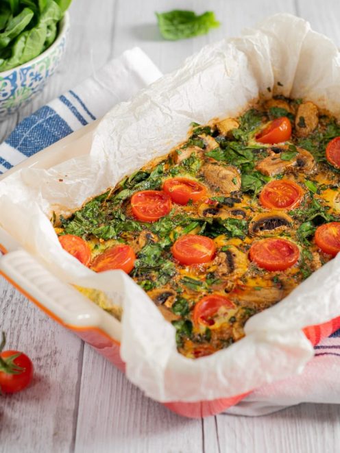 Frittata di albumi al forno con spinaci, funghi e pomodorini ciliegino tagliati a metà