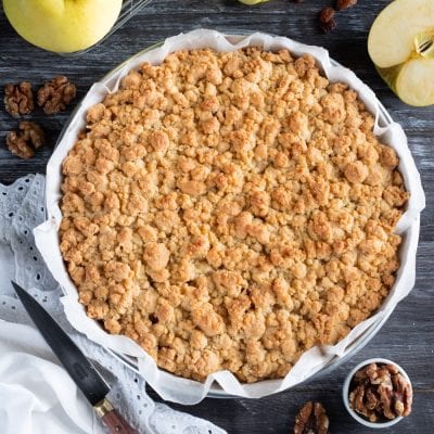 Sbriciolata alle mele appena sfornata con copertura di briciole dorate e croccanti
