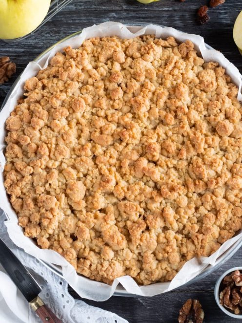 Sbriciolata alle mele appena sfornata con copertura di briciole dorate e croccanti