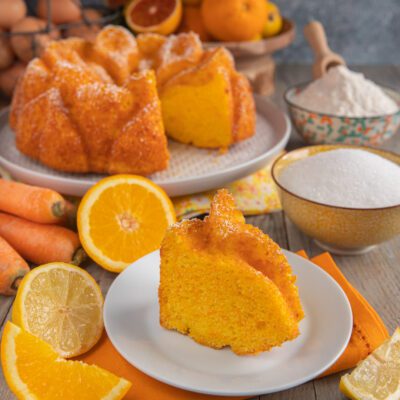 Torta ACE a fetta con impasto soffice all'arancia, carota e limone, spolverata di zucchero