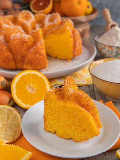 Torta ACE a fetta con impasto soffice all'arancia, carota e limone, spolverata di zucchero