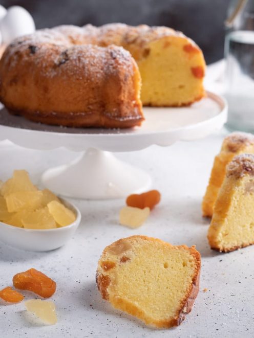Torta Donizetti con frutta candita in fette, spolverata di zucchero a velo