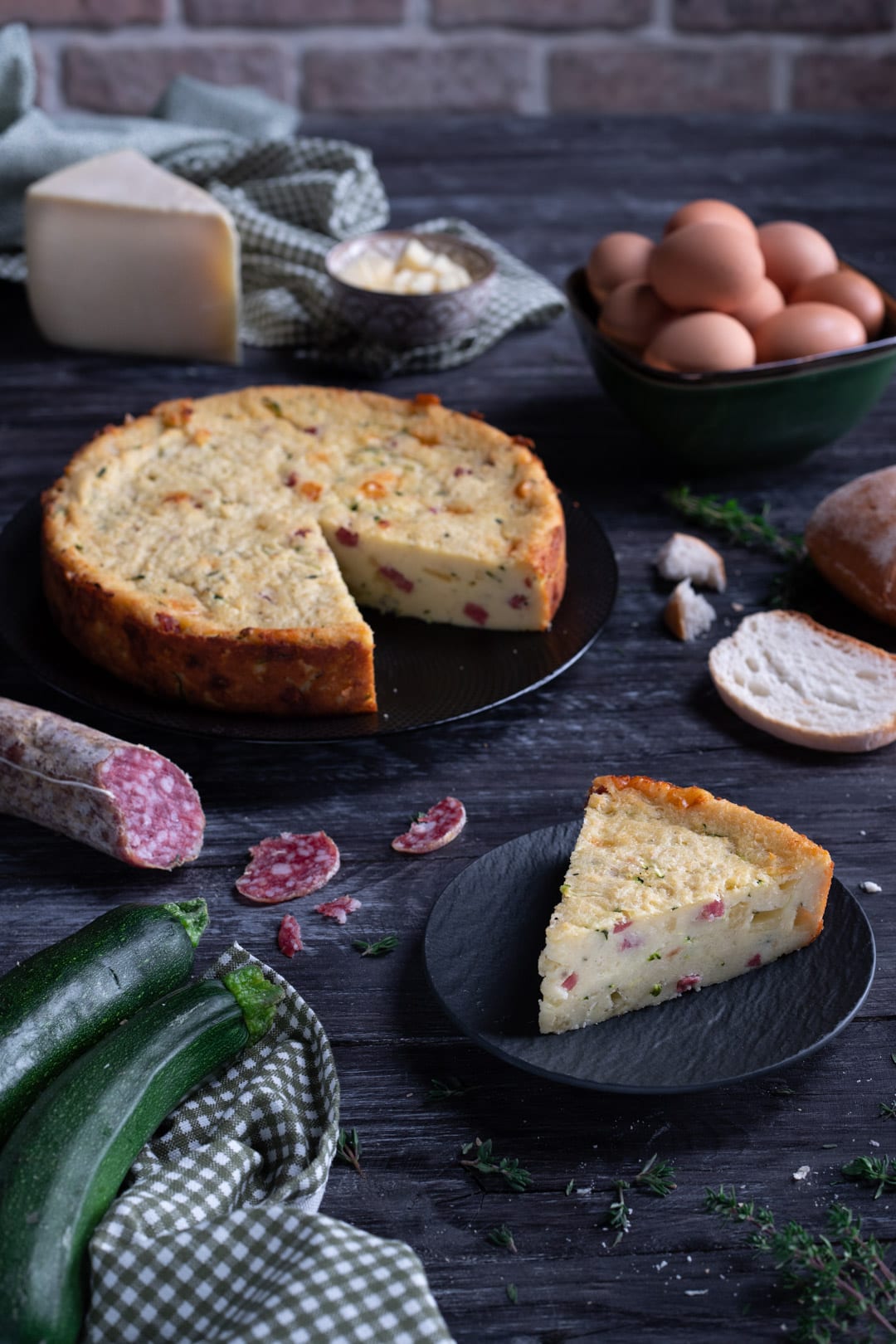 Torta salata di pane con una fetta staccata che rivela il ripieno con zucchine e salame