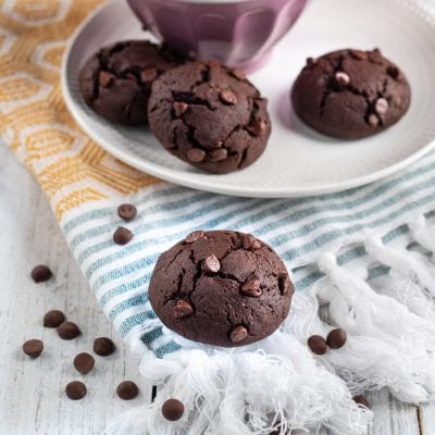 Biscotti al cioccolato con gocce di cioccolato fondente in primo piano
