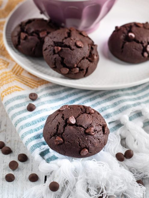 Biscotti al cioccolato con gocce di cioccolato fondente in primo piano