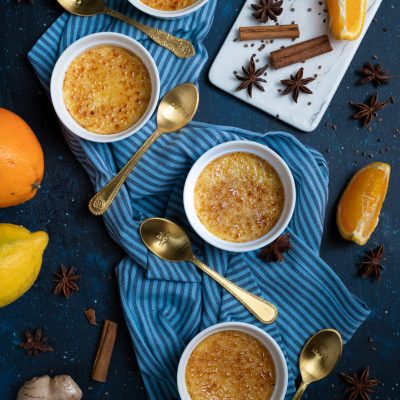 Crème brûlée speziata agli agrumi con crosticina caramellata, servita in quattro cocotte