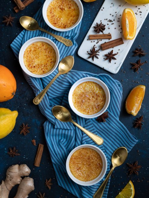 Crème brûlée speziata agli agrumi con crosticina caramellata, servita in quattro cocotte