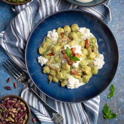 Gnocchetti con pesto di pistacchi, burrata e guanciale croccante, guarniti con foglie di basilico fresco