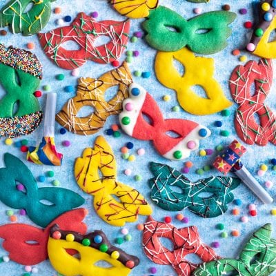 Mascherine di Carnevale decorate con glassa colorata, smarties e codette di zucchero