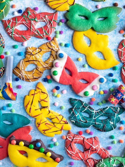 Mascherine di Carnevale decorate con glassa colorata, smarties e codette di zucchero