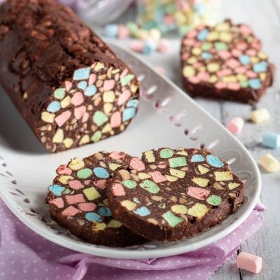 Salame di cioccolato e marshmallow affettato, con marshmallow colorati pastello ben visibili nella sezione