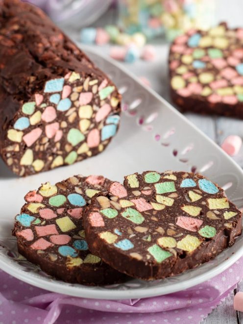 Salame di cioccolato e marshmallow affettato, con marshmallow colorati pastello ben visibili nella sezione