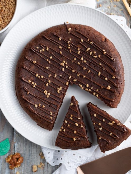 Torta brownies con glassa al cioccolato colata e granella di nocciole, tagliata a fette