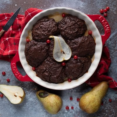 Cobbler cioccolato e pere al passito con mezza pera e bacche rosse al centro