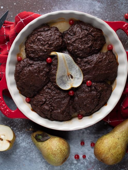 Cobbler cioccolato e pere al passito con mezza pera e bacche rosse al centro