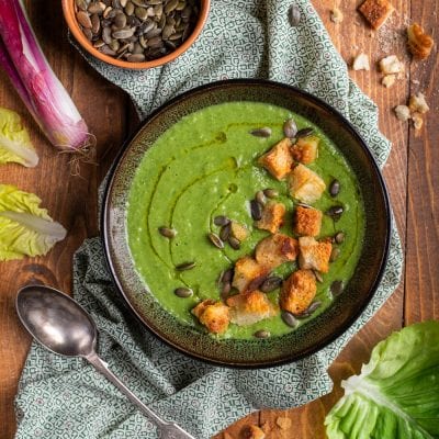 Crema di scarola e lattuga con crostini dorati, semi di zucca e un filo d'olio