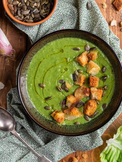 Crema di scarola e lattuga con crostini dorati, semi di zucca e un filo d'olio