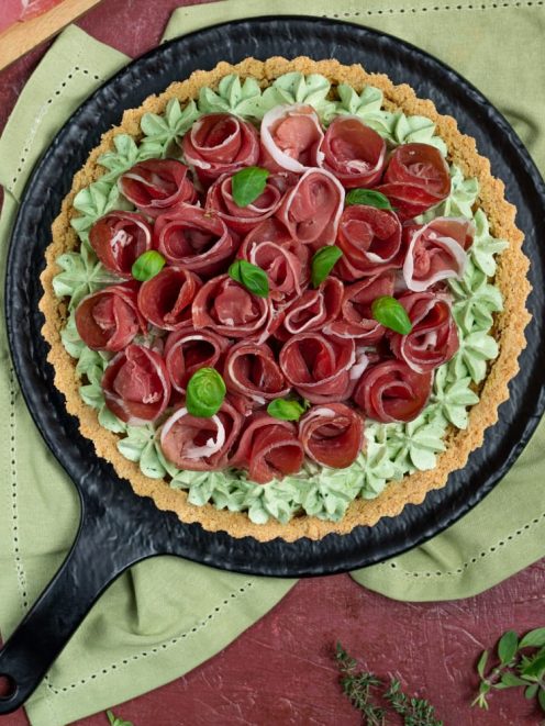 Crostata salata con roselline di crudo su crema al basilico e base di frolla dorata