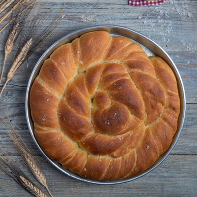 Focaccia ritorta appena sfornata, con la superficie dorata a spirale e cristalli di sale grosso