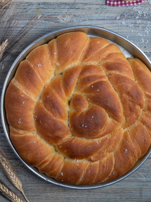 Focaccia ritorta appena sfornata, con la superficie dorata a spirale e cristalli di sale grosso