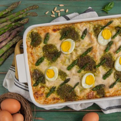 Lasagne al pesto con asparagi e uova sode gratinate, con besciamella dorata in superficie