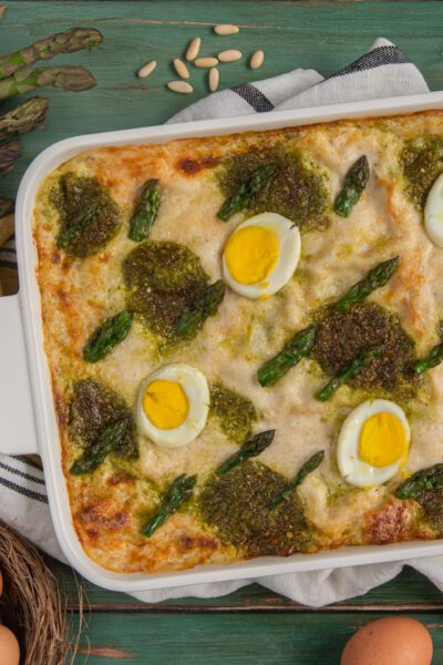 Lasagne al pesto con asparagi e uova sode gratinate, con besciamella dorata in superficie