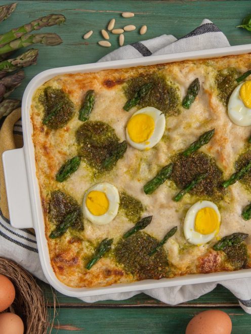 Lasagne al pesto con asparagi e uova sode gratinate, con besciamella dorata in superficie