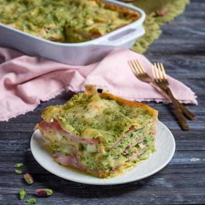 Lasagne di pane carasau con pesto di zucchine e mortadella servita a fetta, con strati ben visibili