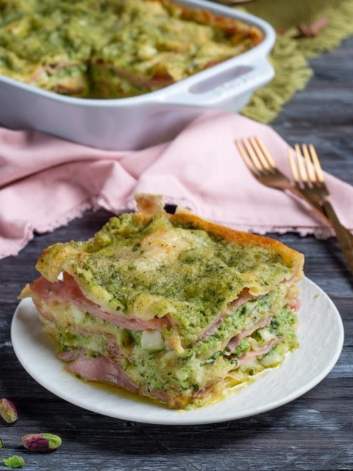 Lasagne di pane carasau con pesto di zucchine e mortadella servita a fetta, con strati ben visibili